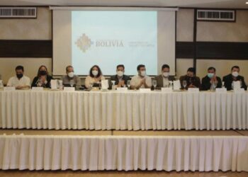 Camacho acude a cita nacional de Salud en Santa Cruz, acuerdan intensificar vacunación contra el COVID-19
