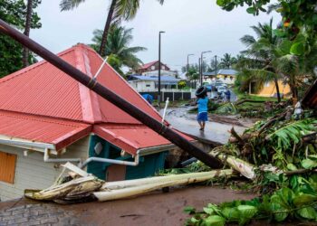 La tormenta Fiona se convierte en huracán al acercarse a Puerto Rico