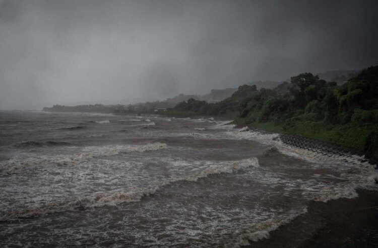 Poderoso tifón Nanmadol alcanza la costa suroeste de Japón