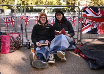 Británicos apuran sus últimas horas con Isabel II