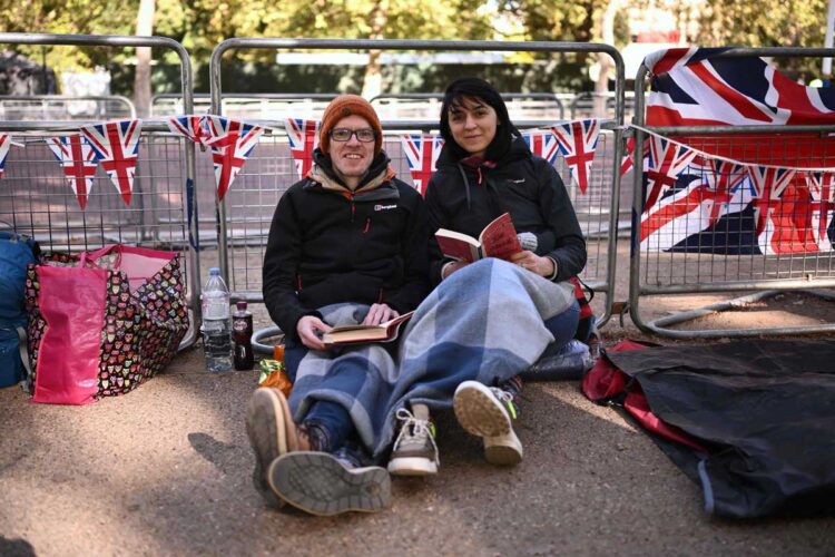 Británicos apuran sus últimas horas con Isabel II
