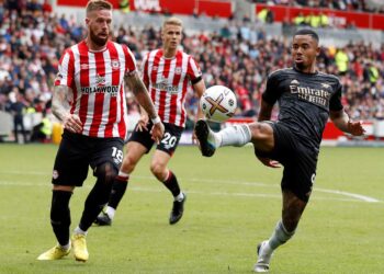 Arsenal no afloja y recupera el liderato en la Premier League
