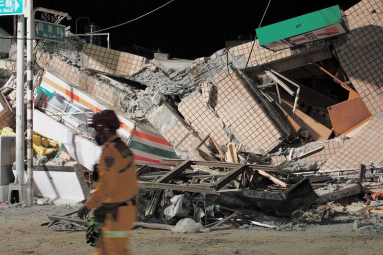 Fuerte terremoto causa un muerto y 79 heridos en Taiwán