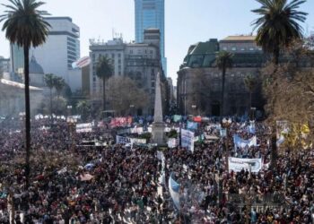 Multitudinarias manifestaciones repudiaron atentado contra Kirchner en Argentina