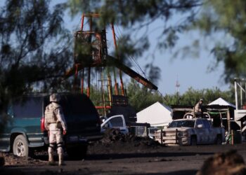 Familiares de mineros atrapados en México conservan la fe en verlos vivos en medio de duro rescate