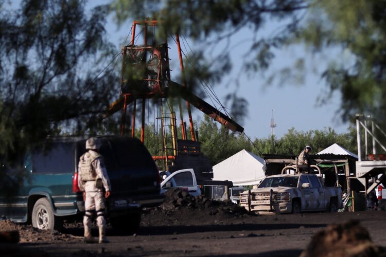 Familiares de mineros atrapados en México conservan la fe en verlos vivos en medio de duro rescate