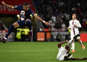 PSG gana en Lyon y es líder solitario en Francia