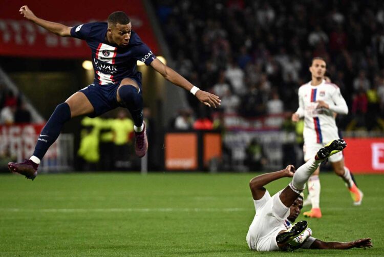 PSG gana en Lyon y es líder solitario en Francia