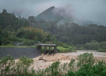 Cuatro muertos y más de 100 heridos en Japón por el tifón
