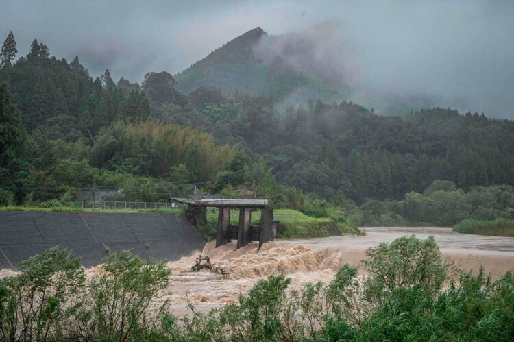 Cuatro muertos y más de 100 heridos en Japón por el tifón