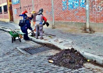 Funcionarios realizan la limpieza de los sumideros. Foto: Isabel Moreno