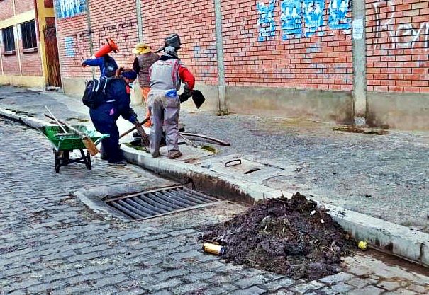 Funcionarios realizan la limpieza de los sumideros. Foto: Isabel Moreno