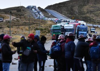 Mineros bloquean la doble vía La Paz-Oruro. Foto: APG