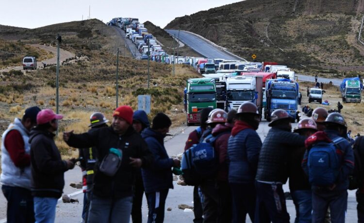 Mineros bloquean la doble vía La Paz-Oruro. Foto: APG