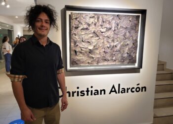 El artista paceño Christian Alarcón explora distintas materialidades con el papel