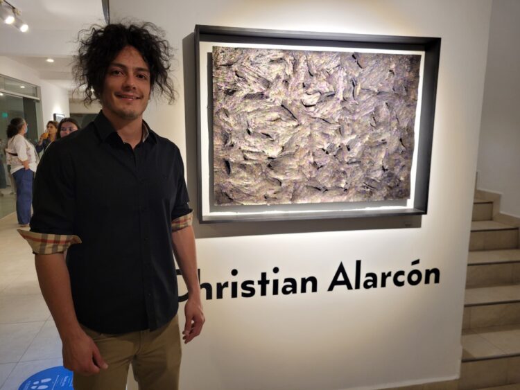 El artista paceño Christian Alarcón explora distintas materialidades con el papel
