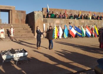 Encendien el fuego Suramericano en Tiwanaku, que partirá a Asunción