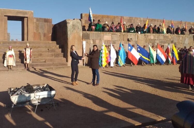 Encendien el fuego Suramericano en Tiwanaku, que partirá a Asunción