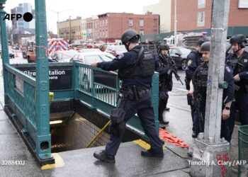 La policía de Nueva York busca al autor del tiroteo del metro