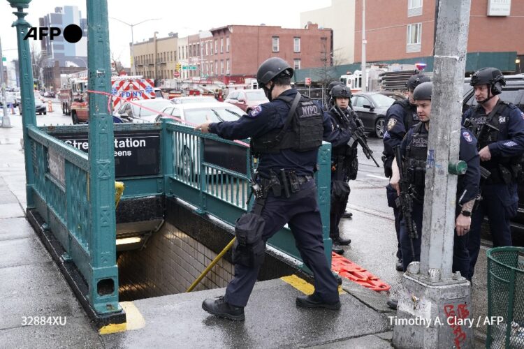La policía de Nueva York busca al autor del tiroteo del metro