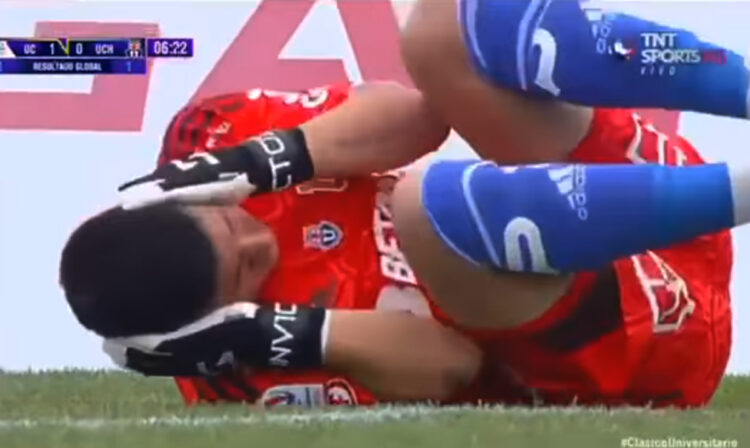 Golero de la U de Chile herido tras recibir un petardo en clásico ante la Católica