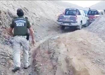 Operativos de la Policía chilena dan con camionetas robadas ocultas en el desierto