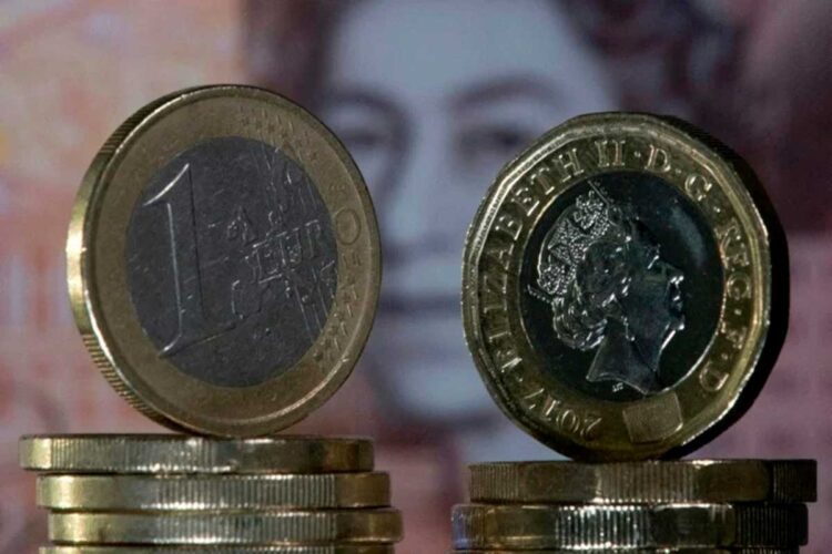 De los billetes al himno, qué va a cambiar tras la muerte de la reina