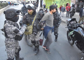 Cocaleros y Policía se enfrentan por el mercado paralelo en segundo día de movilizaciones que deja heridos y detenidos
