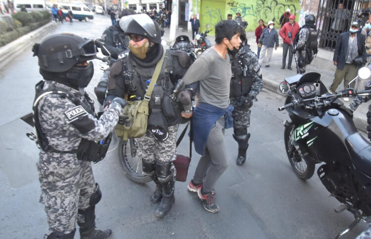 Cocaleros y Policía se enfrentan por el mercado paralelo en segundo día de movilizaciones que deja heridos y detenidos