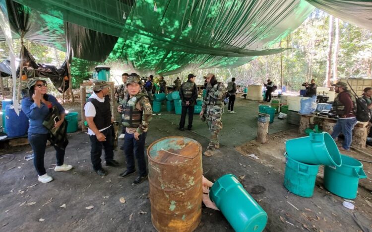 Hallan dos mega laboratorios con capacidad diaria de producción de 100 a 150 kg de clorhidrato de cocaína
