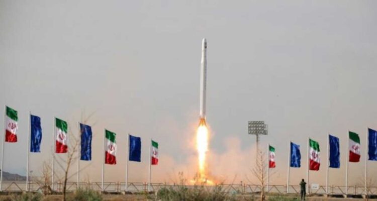 Irán lanza satélite militar en medio de negociaciones de Viena para salvar acuerdo nuclear