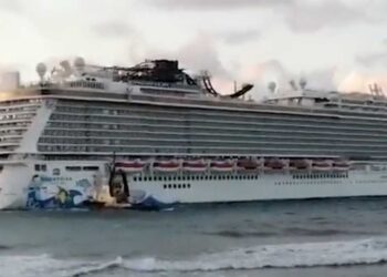 Encalla crucero con miles de turistas en República Dominicana