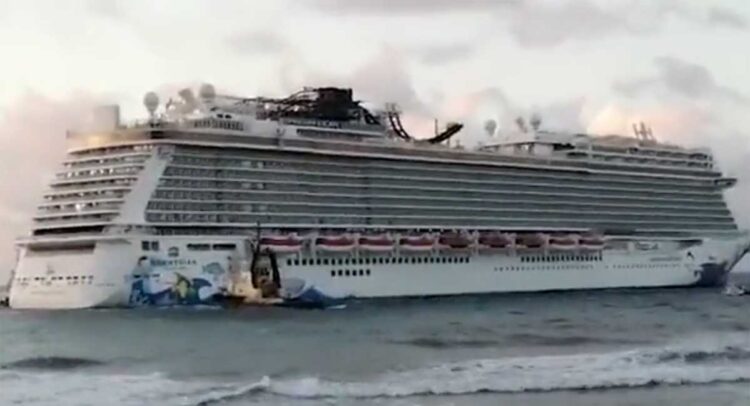 Encalla crucero con miles de turistas en República Dominicana