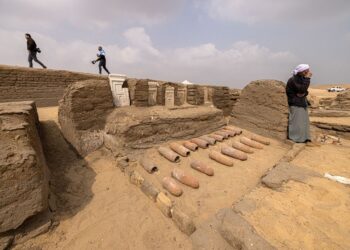 Egipto descubre cinco tumbas faraónicas en Saqqara