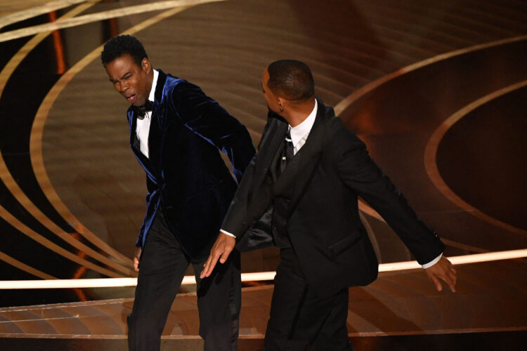 Will Smith golpea a Chris Rock en momento viral de los Óscar