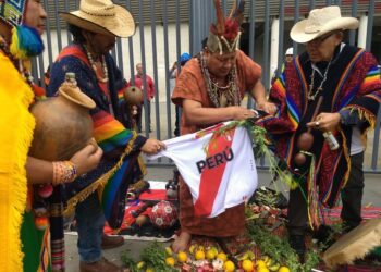 Con conjuros y espadas, chamanes peruanos buscan anular eficacia de Paraguay