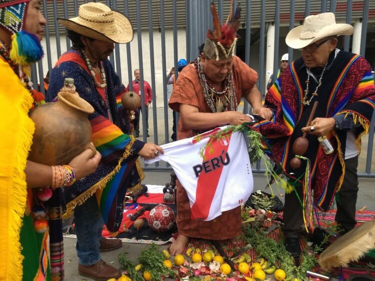 Con conjuros y espadas, chamanes peruanos buscan anular eficacia de Paraguay