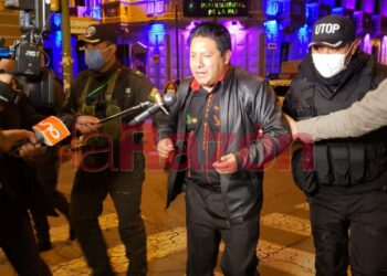 Detienen a gobernador Santos Quispe por consumo de bebidas alcohólicas en su despacho