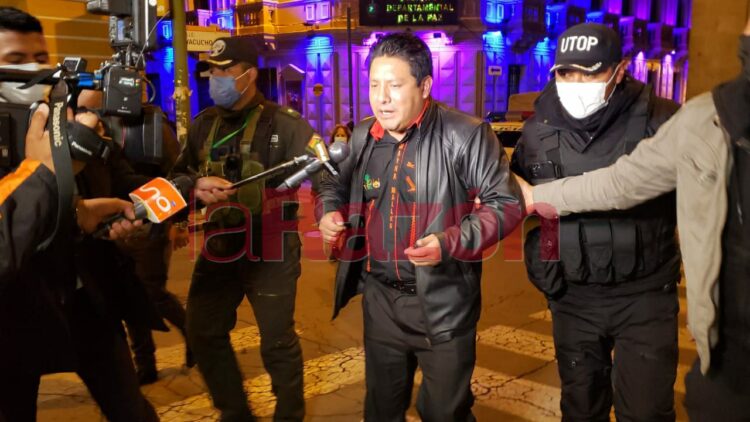 Detienen a gobernador Santos Quispe por consumo de bebidas alcohólicas en su despacho