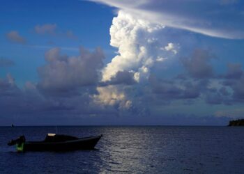 Chile evacúa playas e islas ante alerta por posible tsunami tras erupción en Tonga