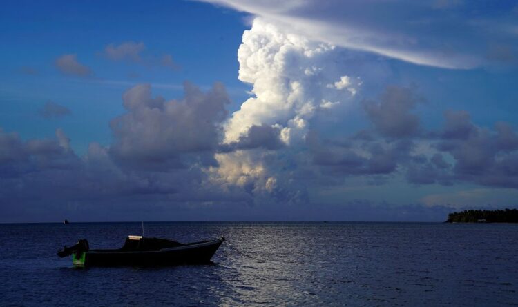 Chile evacúa playas e islas ante alerta por posible tsunami tras erupción en Tonga