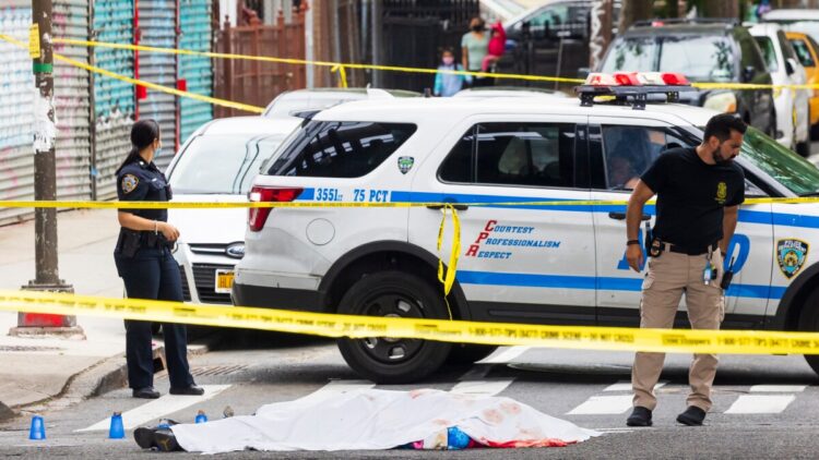 Muere segundo policía de Nueva York herido en un tiroteo en Harlem