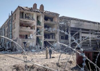 Rusia ataca fábrica de misiles cerca de Kiev y Zelenski pide más armas