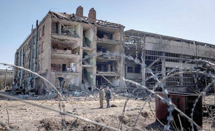 Rusia ataca fábrica de misiles cerca de Kiev y Zelenski pide más armas