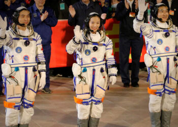 Astronautas de China vuelven a Tierra tras su misión más larga en el espacio
