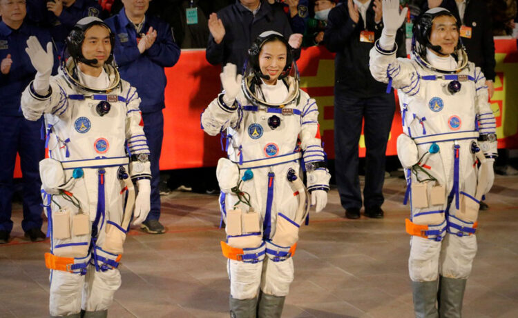 Astronautas de China vuelven a Tierra tras su misión más larga en el espacio