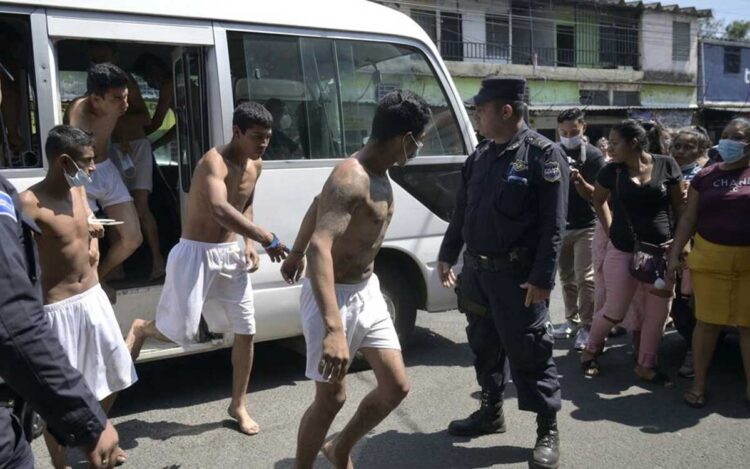 El Salvador: Bukele anuncia la detención de más de 15.000 pandilleros en casi un mes
