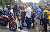A pie y en moto, Lula y Bolsonaro cierran campaña en Brasil