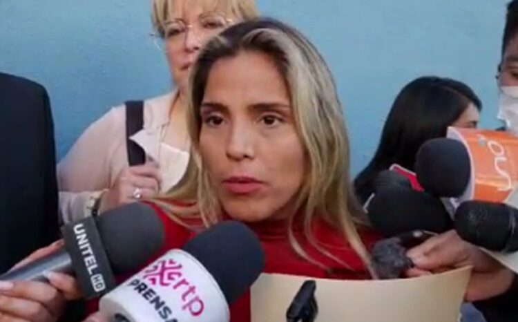 ‘Tengo una esperanza’, dice hija de Áñez tras exponer caso de su madre al Defensor del Pueblo