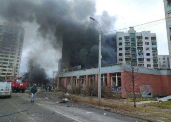 Balance de muertos en bombardeo ruso en ciudad ucraniana de Chernigov se dispara a 33